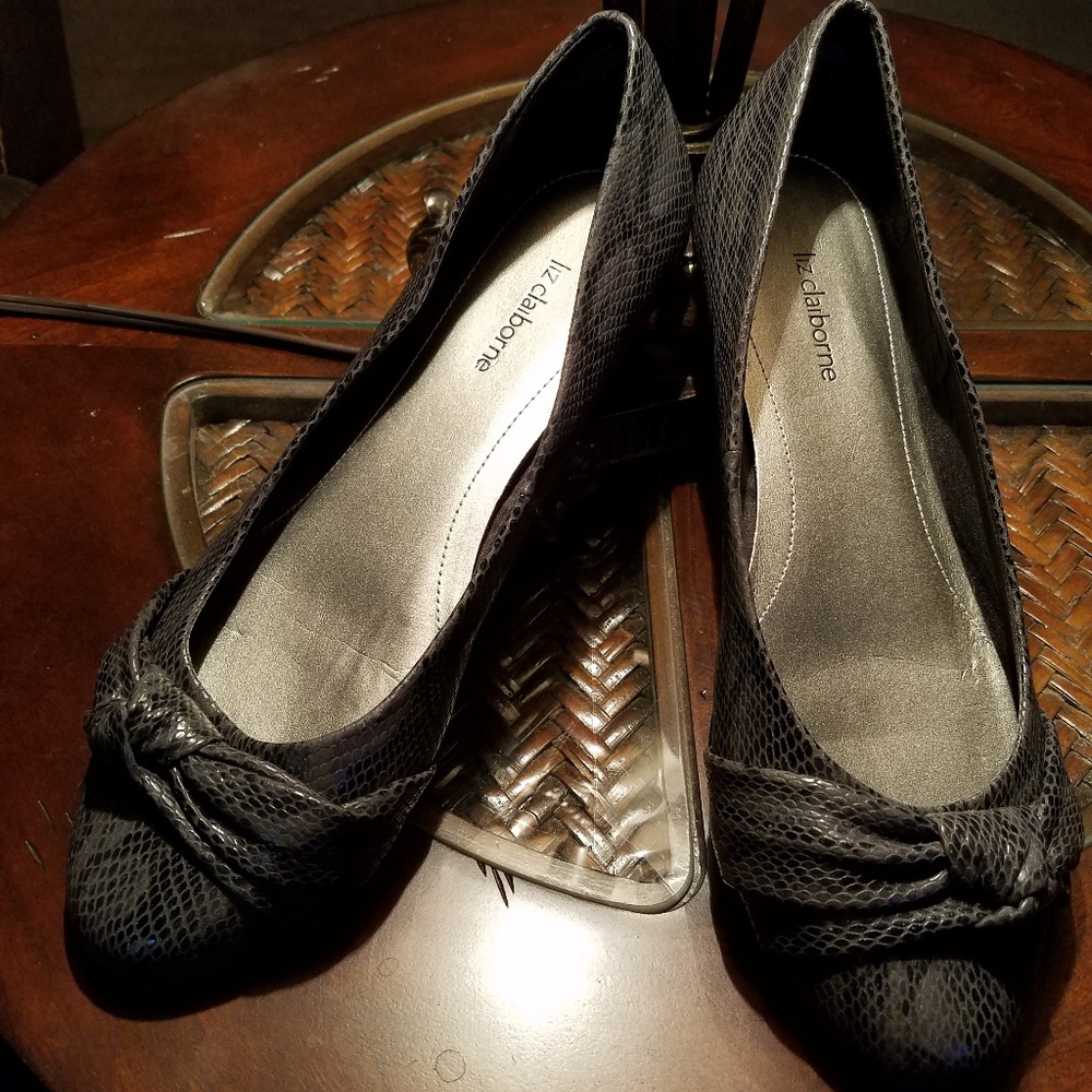 Liz Claiborne grey snakeskin ballet flat shoes